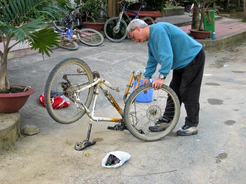 2006-11-02-02-17-13_413 Final bike wash, Ba Be.JPG